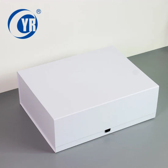 흰색 자석 플랩이 있는 맞춤형 고급 의류 종이 상자, 자석 잠금 장치 및 검은색 리본이 있는 접이식 선물 상자